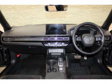 操作性に優れた運転席となります!小物入れや各ボタンの配置にこだわり、使いやすいです!座り心地もよく視認性も良好なのでロングドライブもお任せ下さい!