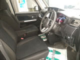 フロントシートのお写真です。 広い足元と、ゆったり座れるシートは長時間の運転でも疲れにくくなっております♪