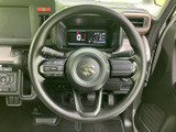 手元に複数のスイッチが配置され、運転姿勢を大きく変えずに各種操作へアクセスしやすい仕様です。メーターとの位置関係も把握しやすく、毎日の運転をサポートします。