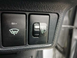 積載時に後ろが下がってライトが高くなったことによる相手車への眩惑を防止する焦点調整ができます
