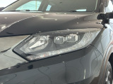 LEDヘッドライトは、点灯の瞬間から最大光量を発揮し、突然暗くなるトンネルなどでの安定感を高めます。