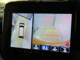 全方位モニター付きです。車両を上から見たような映像をナビゲーション画面に表示。運転席からの目視だけでは見にくい、車両周辺の状況をリアルタイムでしっかり確認できます。