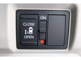 乗り降りラクラクな片側パワースライドドアが装備されてます。運転席からもリモート操作が可能です。外からはリモコンキーで開閉することができます。巻き込み防止機能もありますので安心です。