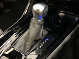 操作しやすいATシフトです。シフトチェンジを気にしなくてよいので運転だけに集中できますね。自然と手に届くところにある、手になじむ形状のシフトノブがいいですね。