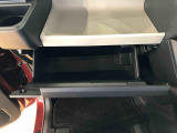 よく使うものが手を伸ばせばすぐ届く、機能面で充実した収納。
