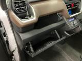 グローブボックスなどの多彩で便利な収納が設けられています。