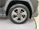 純正のホイールを使用していますので足元周りの見栄えも良く、車体を綺麗に魅せてくれますサイズは225/60R18
