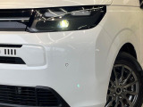 【LEDヘッドライト】悪天候や夜間走行時も良好な視界を確保し安心して運転できる高輝度LEDヘッドライトを装備!点灯速度が早く、消費電力も抑えられています。