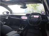 内装はシンプルに使い勝手を考え作られています。お車を運転する感覚をダイレクトに体感して頂けます。室内も広くロングドライブにも快適にお過ごしいただけます。