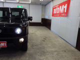 当店では専任のメカニックが大切なお客様のお車を一台一台丁寧に整備いたします。自社認証工場にてリフトアップし下回りまでキッチリ検査いたします。