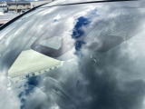 【トヨタセーフティセンス】走行中に前方の車両等を認識し、衝突しそうな時は警報とブレーキで衝突回避と被害軽減をアシスト。より安全にドライブをお楽しみいただけます。