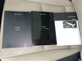 メンテナンスノート、取扱説明書ですね。 車の情報が凝縮されています。 車の整備記録が記載されている大事な物ですよ。