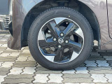 純正アルミホイール。タイヤサイズは155/65R14です。