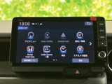 ホーム画面からナビゲーションやオーディオ、設定などの項目を選べます。アイコンと文字が並んで見分けやすく、目的に応じて必要なメニューへ進みやすい表示です。