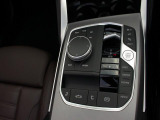 BMWのほぼすべてのモデルで、電子式シフトレバーを採用。手首のスナップだけで簡単に操作が可能。また、スポーツ・マニュアルモードを搭載しており、BMWらしい『意のままに操る』感覚をご体感いただけます。