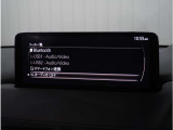 【スマートフォン連携】車内でスマートフォンと連携し、Apple CarPlayやAndroid Autoで通話、音楽、マップなどの様々な機能が利用可能です。
