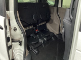 座面を跳ね上げれば、後席が背の高い空間に。駐車場などで後ろが狭く、テールゲートが開けられない時に、横から積みやすい「もうひとつの荷室」になるなど、アイデア次第で使い方が広がります。