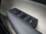 パワーチャイルドロックスイッチが装備されます。運転席のスイッチ操作により、リアドアとリアパワーウインドウの制御が出来ます。
