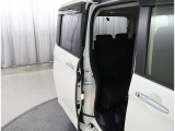 スライドドアで乗り降り楽々。