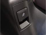 【ルームミラー一体型ETC車載器】ルームミラーの裏側に目立たない様に配置されたETCカード挿入口。スタイリッシュ且つ機能的なものとなっております。