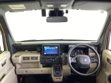 運転席は、大きな座面と包み込むような背もたれがドライバーの身体全体をしっかり支えます。上質なシート素材と座り心地のよいクッションを採用し、長時間の運転やコーナーの多い道も快適です