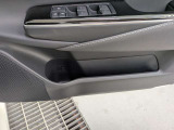 パワーウィンドウのスイッチですよ。運転席に居ながら窓を開け閉めのコントロールできます。