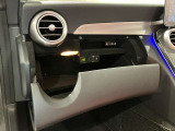 運転席・助手席で独立して温度設定が可能。室温や外気温の変化に応じて、設定に合わせた温度と風量を自動的に調整します。ブロアモーターの小型・軽量化によって、エネルギー効率も向上しています。