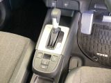 シンプルでとても使いやすいフロアシフトに、パーキングブレーキは電子制御パーキングブレーキです。