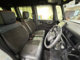 運転席は大きな座面と包み込むような背もたれが身体全体を支えます。上質なシートを採用し長時間の運転やコーナーの多い道も快適です。座ったときの頭上スペースも余裕たっぷりでロングドライブも楽チンです♪