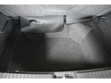 リアサブトランクは床板(ラゲッジボード)を持ち上げると現れる、洗剤や工具、緊急用品などを隠して収納できる便利な機能です。
