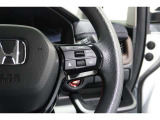 Hondaセンシングの機能のひとつ、アダプティブクルーズコントロール付!アクセルから足を離しても設定したスピードと前車との車間を保ち走行してくれます!車線維持もアシスト☆高速道路で疲労軽減ですね☆