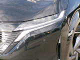 アダプティブLED付き!対向車には眩しくなく歩行者は明るく照らすので安全です。
