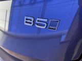 ボルボのマイルドハイブリッドは、ブレーキング時に放出されるエネルギーを電力に変換し、48Vのバッテリーに回収。加速時に再利用することで燃料消費を低減し、排出ガスの発生を最小限に抑えます。