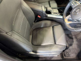 メルセデスのシートは、少し硬めに出来ておりますので、長時間の運転でも疲れにくく、安全にドライビングをお楽しみ頂けます