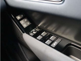 運転席にはシートメモリー機能を搭載。複数のシートポジションを記憶できるため、ドライバーが変わる場合でも、それぞれの好みのポジションへスムーズに戻すことができます。