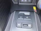 電動パーキングブレーキ&ブレーキホールド☆HOLDスイッチを押しシステムONの状態にしておくことで渋滞や信号待ちなどでブレーキを踏んで停止した時保持してくれる。