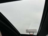 室内に心地いい解放感を。パノラマムーンルーフ付きです。キャンプで星空を眺められます!