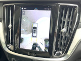 【360&deg;ビューカメラ】4台の高解像度カメラで360度の鳥瞰図を表示。隣の車や壁、死角にある障害物などを画面で確認できるため、狭いスペースでの駐車・出入りも安心です。