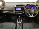 車内は光触媒抗菌消臭施工済です。スタイリッシュなデザインでスポーティなインパネ周りを演出します。グローブボックスやカップホルダーのほかにトレーなどたくさんの収納スペースが付いています。