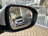 ◆後側方車両検知警報◆車両後部の左右に設置したレーダーにより死角になりやすい後側方の車両を検知!ディスプレイ表示と、ドアミラー鏡面をのインジケーターと音によりドライバーへ注意を喚起します!