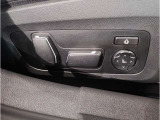【コックピットシート】BMW車の主役席。車体中央にくる様に配置し車両重心とが一致する事でドライバーと車との一体感あるドライビングを実現。人間工学に基づき形成した形状が長時間のドライブ疲労も軽減します!