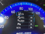 隣車線を走る車両をレーダーで検知し、ドアミラーでは確認しにくい後側方エリアに存在する車両に加え、急接近してくる車両も検知します。車両を検知するとドアミラーに搭載されたLEDインジケーターが点灯します。