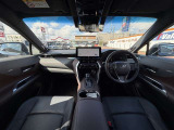 高いホールド性で運転姿勢が安定します。長距離ドライブでも疲れにくいのが魅力です。快適なドライビングライフをお送りください♪