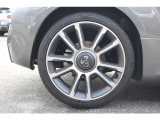 Bremboブレーキキャリパーを装備。アバルトらしい躍動感のある足元を演出します