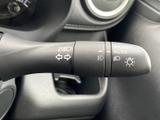 ハンドル脇に設けられ、運転姿勢を保ったまま手を伸ばしやすい位置にあります。表示が見分けやすく、周囲の状況に応じた合図や灯火類の操作を助けます。