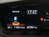 パーキングセンサーシステムは走行中に障害物が迫ると音と表示でお知らせ、低速走行時時の安心感を高めます