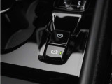 軽いタッチの電気式サイドブレーキとオートサイドブレーキが装備されます。