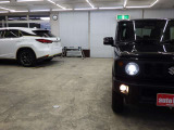 当店では専任のメカニックが大切なお客様のお車を一台一台丁寧に整備いたします。自社認証工場にてリフトアップし下回りまでキッチリ検査いたします。