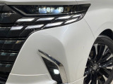 【LEDヘッドライト】悪天候や夜間走行時も良好な視界を確保し安心して運転できる高輝度LEDヘッドライトを装備!点灯速度が早く、消費電力も抑えられています。