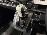 インパネシフトだから視線の移動も少なく足元もスッキリ♪運転席もゆったりしているのでゆとりを持ってドライブできますね!